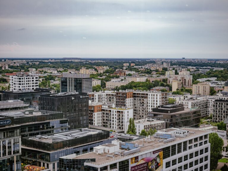 Tłumacz przysięgły Warszawa – porównanie cen i usług w 2026 roku